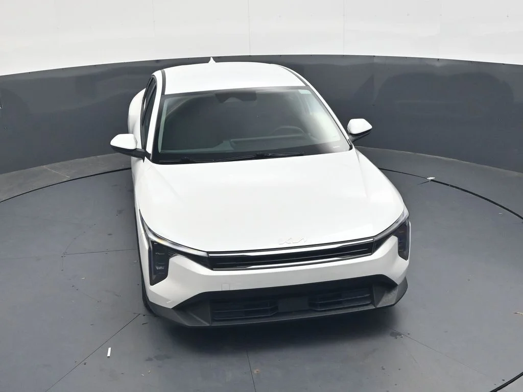 Used 2025 White Kia LXS image 32