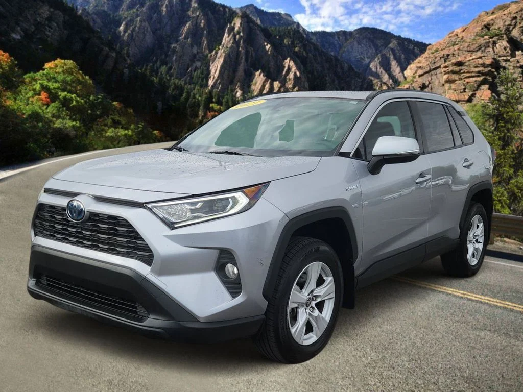 Used 2021 Silver Toyota XLE image 5