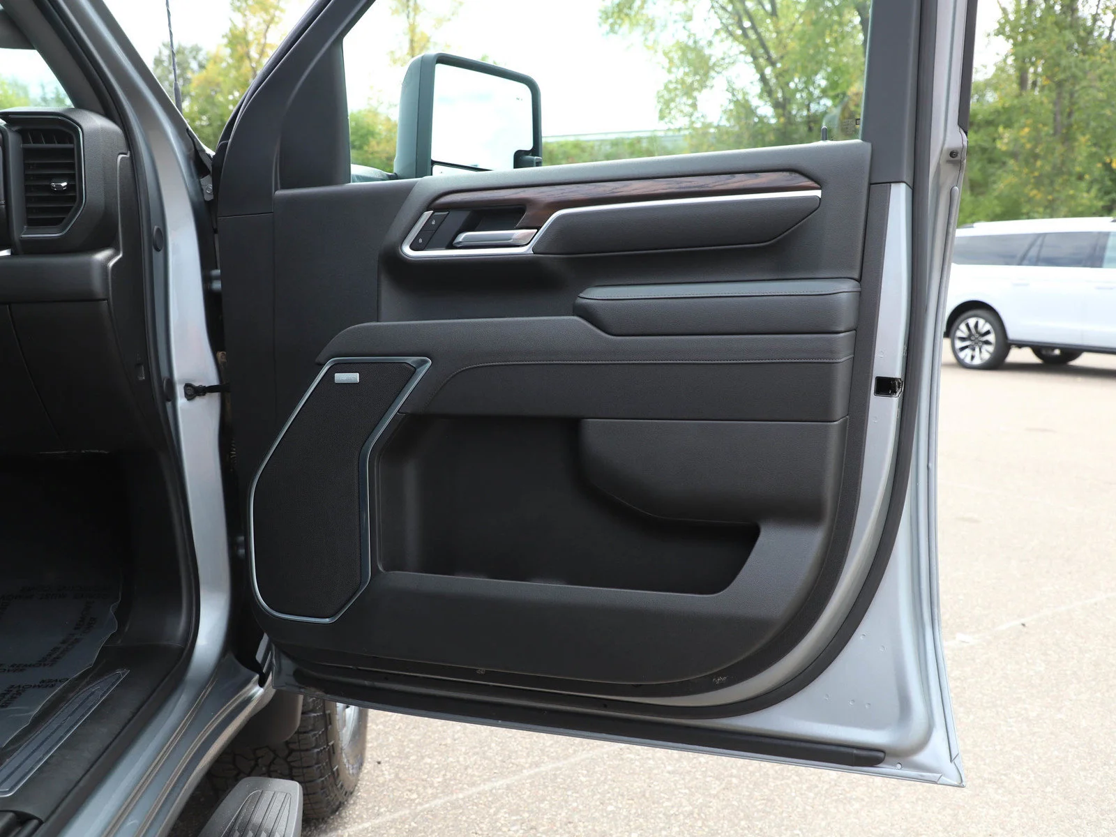Used 2025 Sterling Metallic GMC SLT image 9