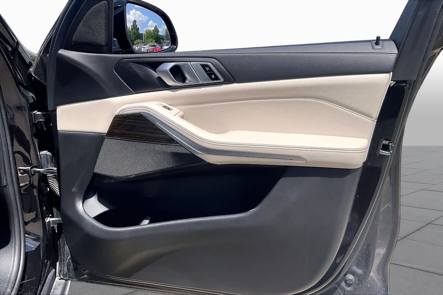 Used 2019 Black Sapphire Metallic BMW xDrive40i image 21