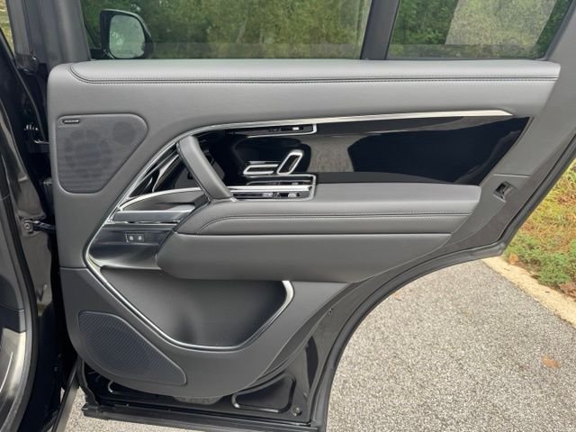 New 2027 Santorini Black Land Rover SE image 16