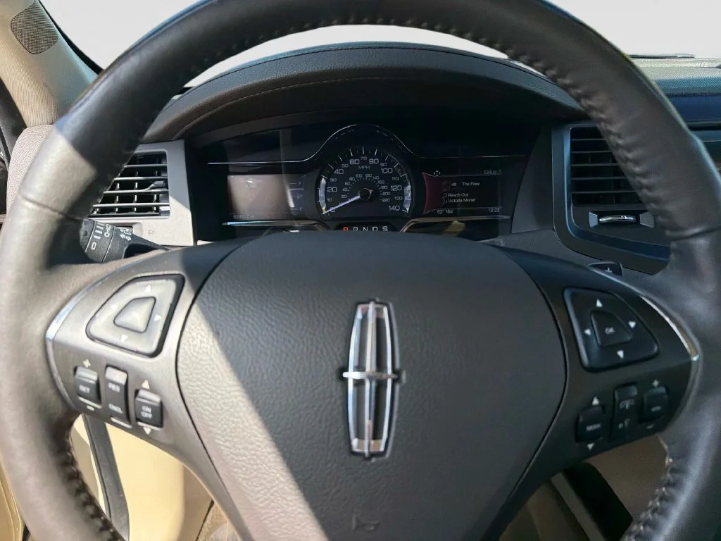 Used 2015 Silver Lincoln Base image 27