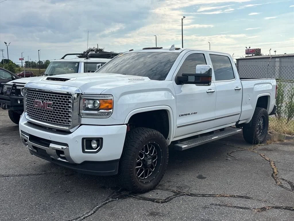 2017 GMC Sierra 4WD Crew Cab Standard Box Denali's photo