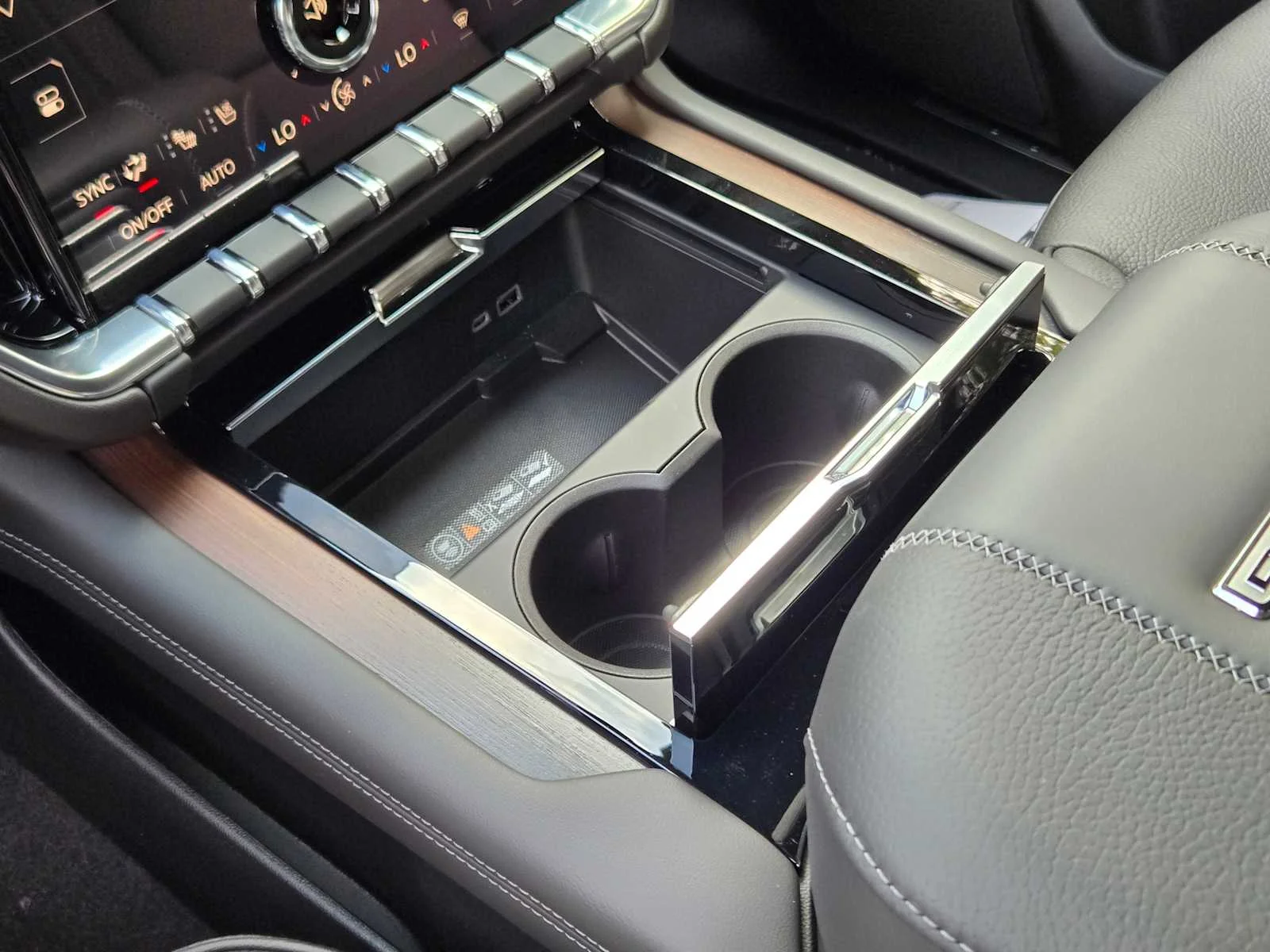 2026 GMC Yukon Denali - Photo 14