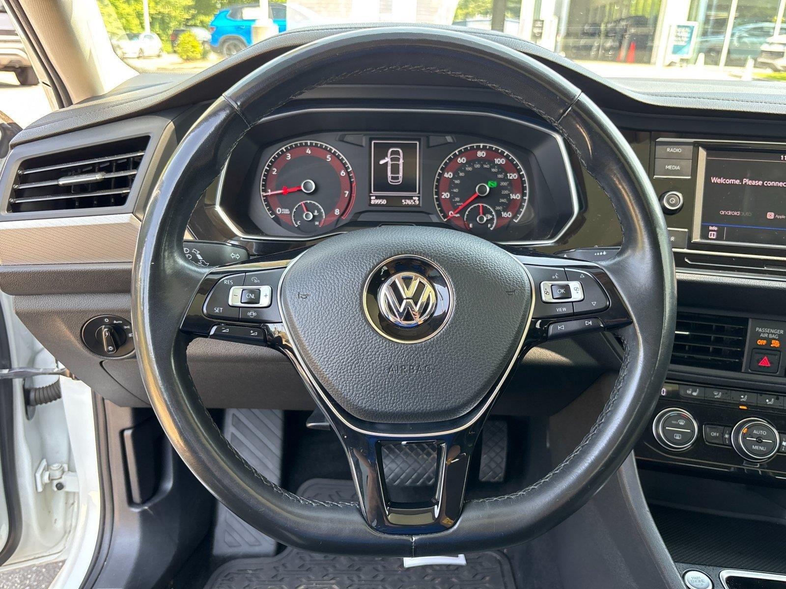 Used 2019 Pure White Volkswagen SE image 17