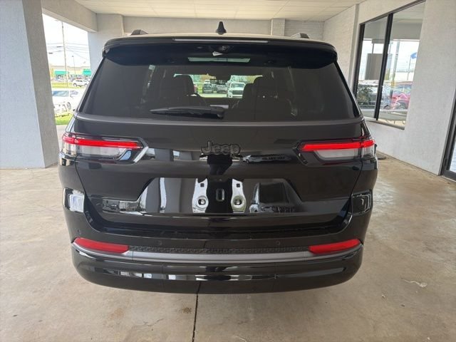 New 2026 Diamond Black Crystal Pearl-Coat Exterior Paint Jeep Limited image 4