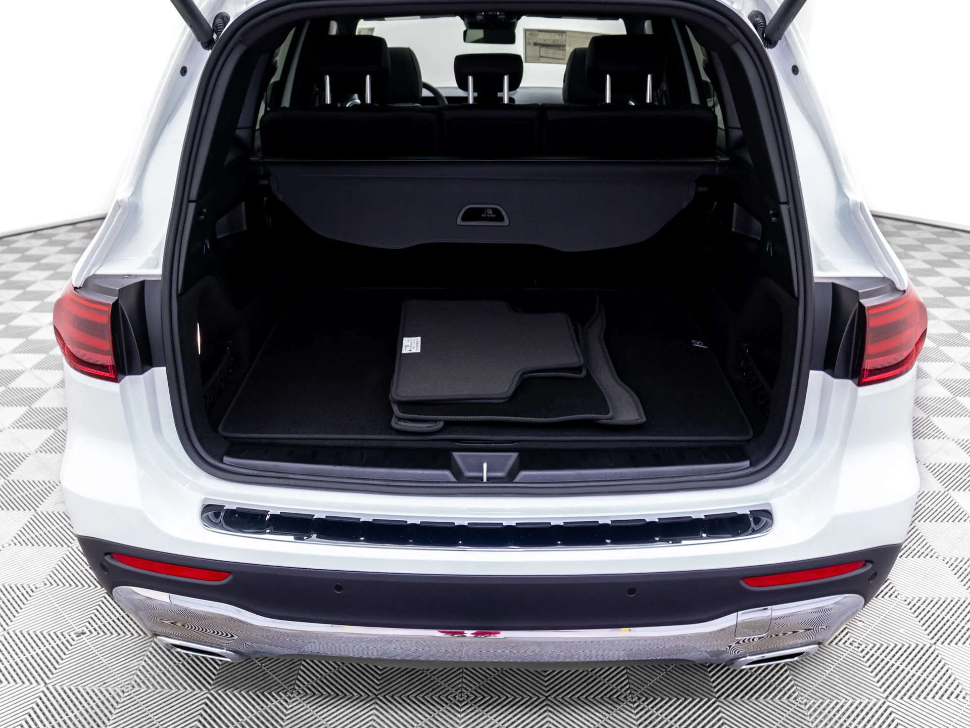 New 2026 White Mercedes-Benz GLB 250 image 29