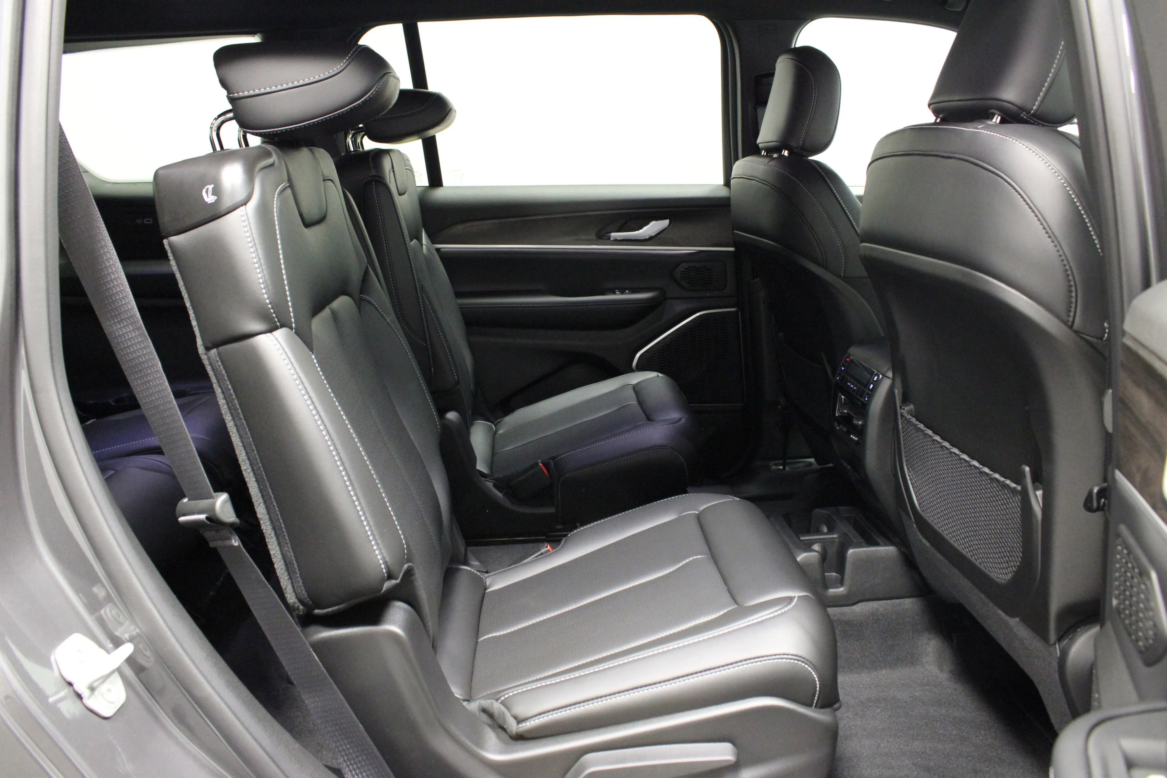 New 2026 Baltic Gray Metallic Clear-Coat Exterior Paint Jeep Limited image 16