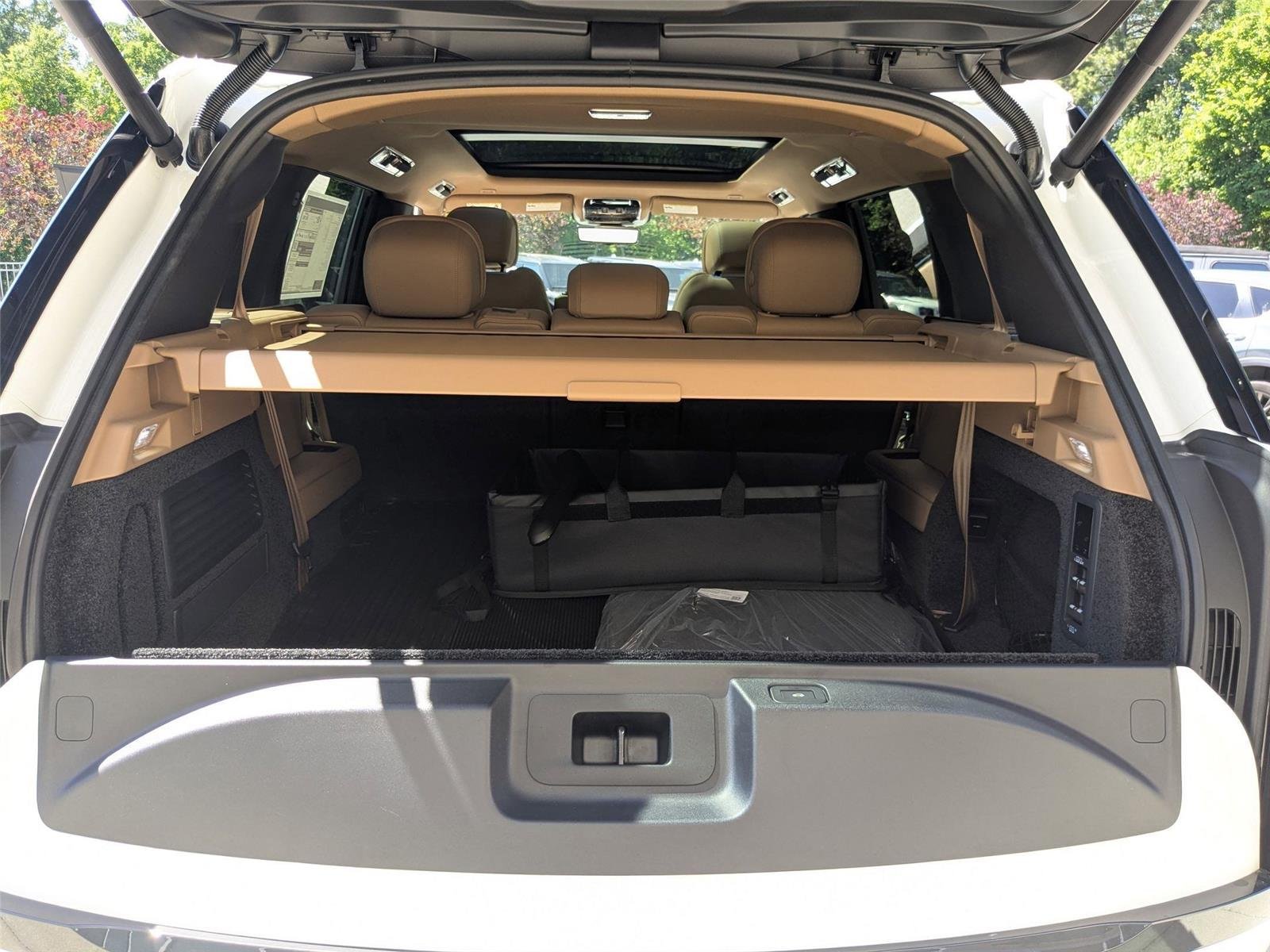 New 2026 Fuji White Land Rover SE image 28