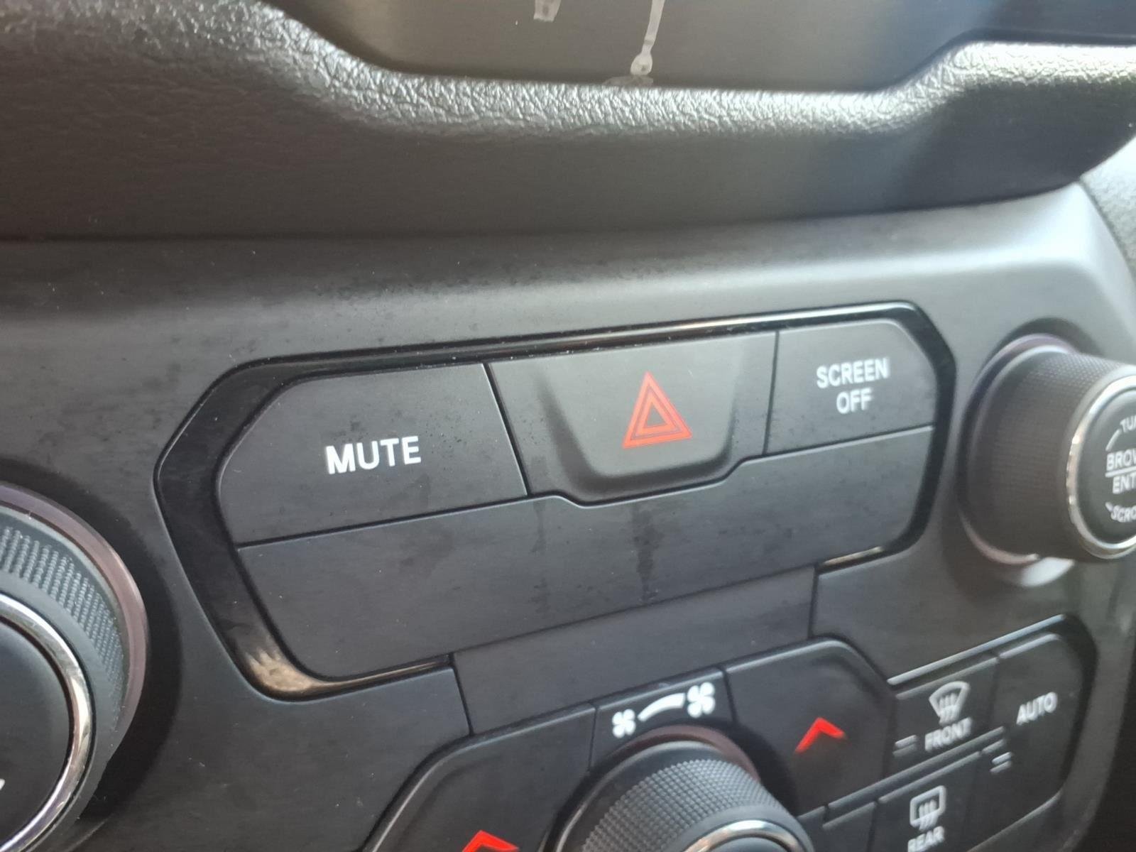 Used 2019 Glacier Metallic Clearcoat Jeep Latitude image 8