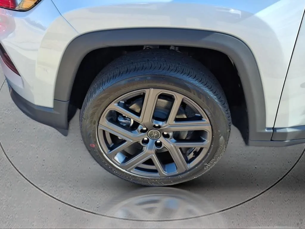 New 2026 Silver Zynith Metallic Clearcoat Jeep Latitude image 4