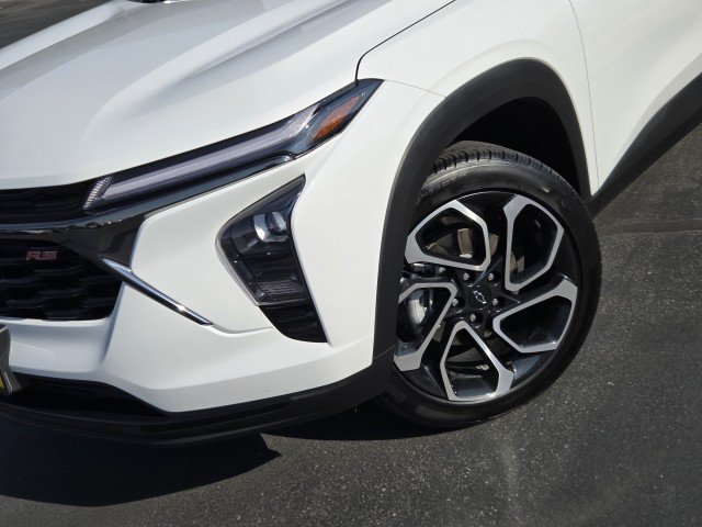 Used 2025 Summit White Chevrolet 2RS image 44