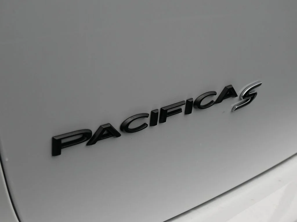 New 2026 Bright White Clear-Coat Exterior Paint Chrysler Select image 32