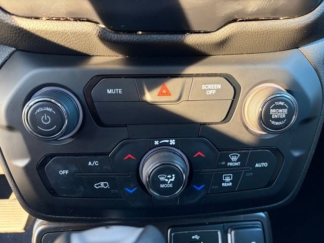 Used 2019 Black Clearcoat Jeep Latitude image 11