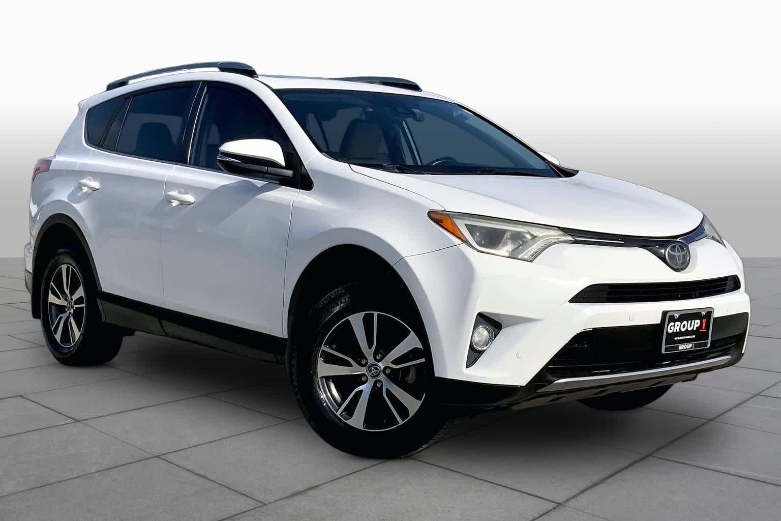 Used 2018 Super White Toyota XLE image 3