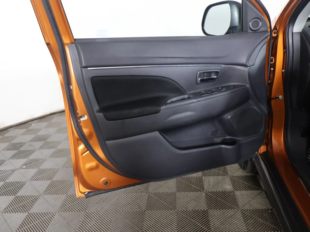 Used 2022  Mitsubishi 2.0 ES image 19