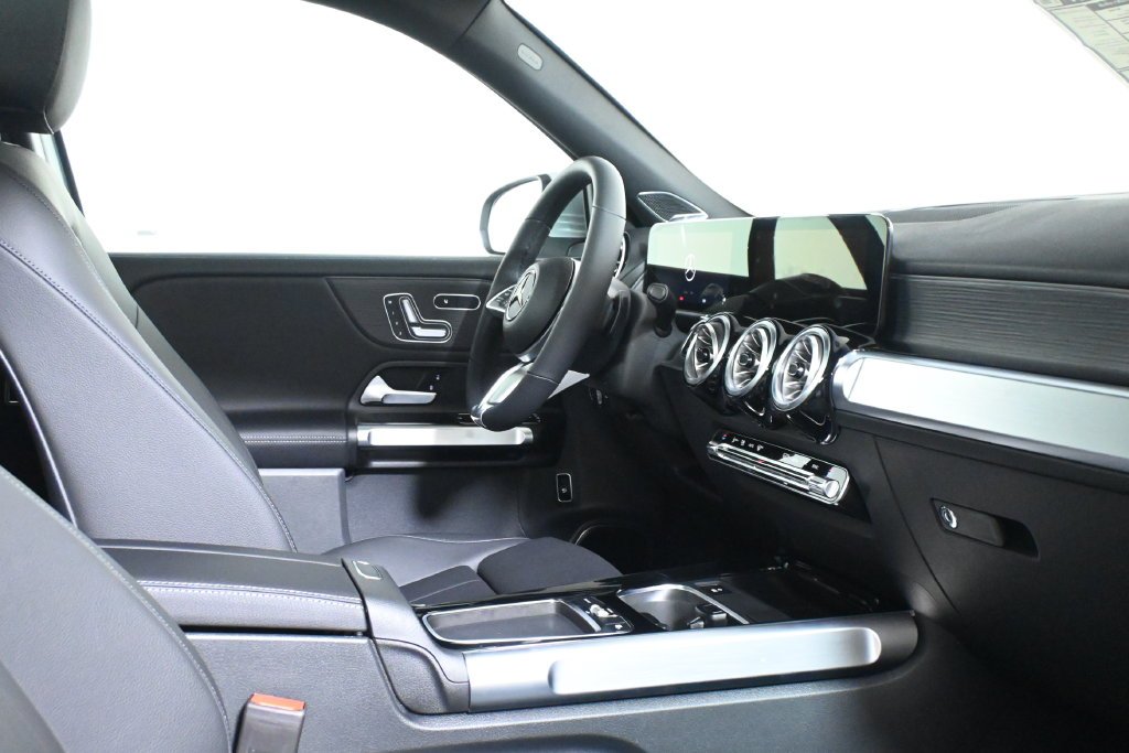 New 2026 Cirrus Silver Metallic Mercedes-Benz GLB 250 image 31