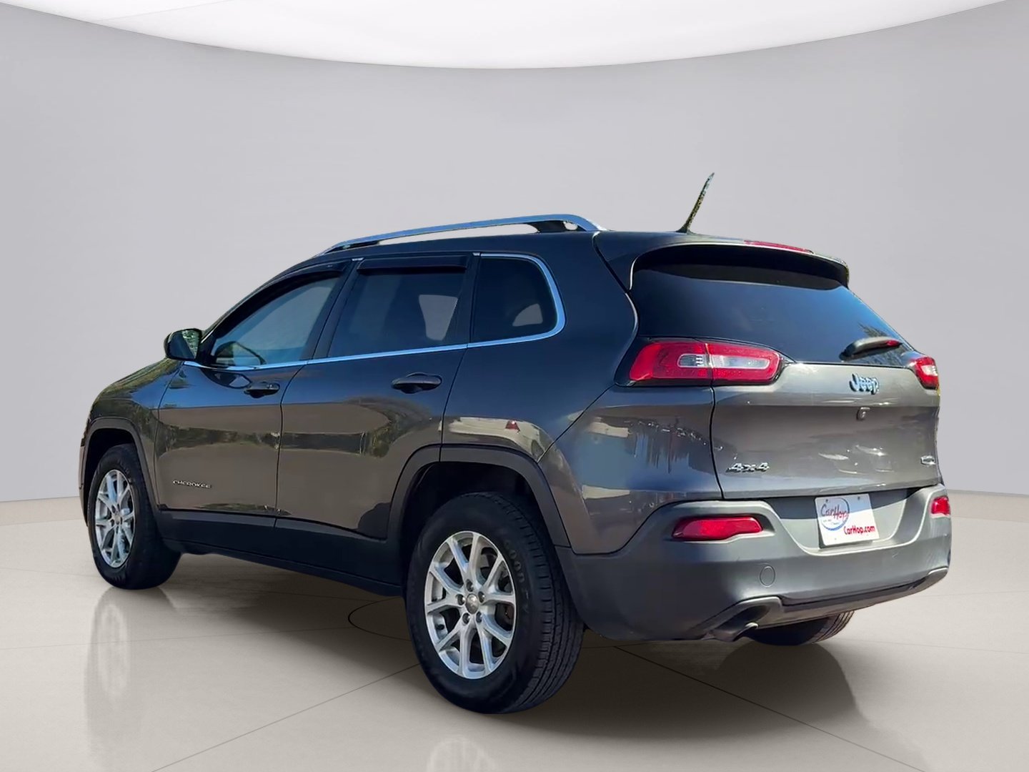Used 2015 Grey Jeep LATITUDE image 3