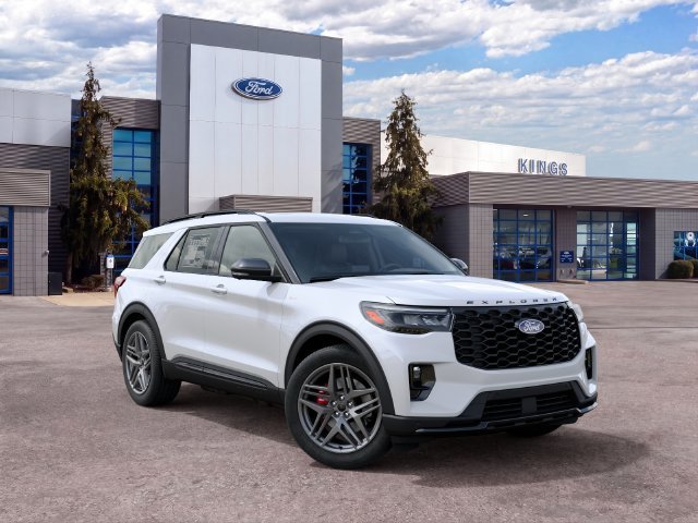 New 2027 Star White Metallic Tri-Coat Ford ST-Line image 4