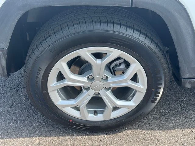 Certified Used 2024 White Jeep Latitude image 12