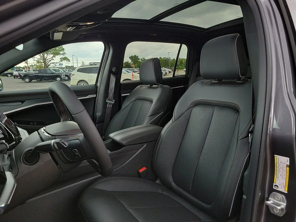New 2025 Baltic Gray Metallic Clear-Coat Exterior Paint Jeep Limited image 11