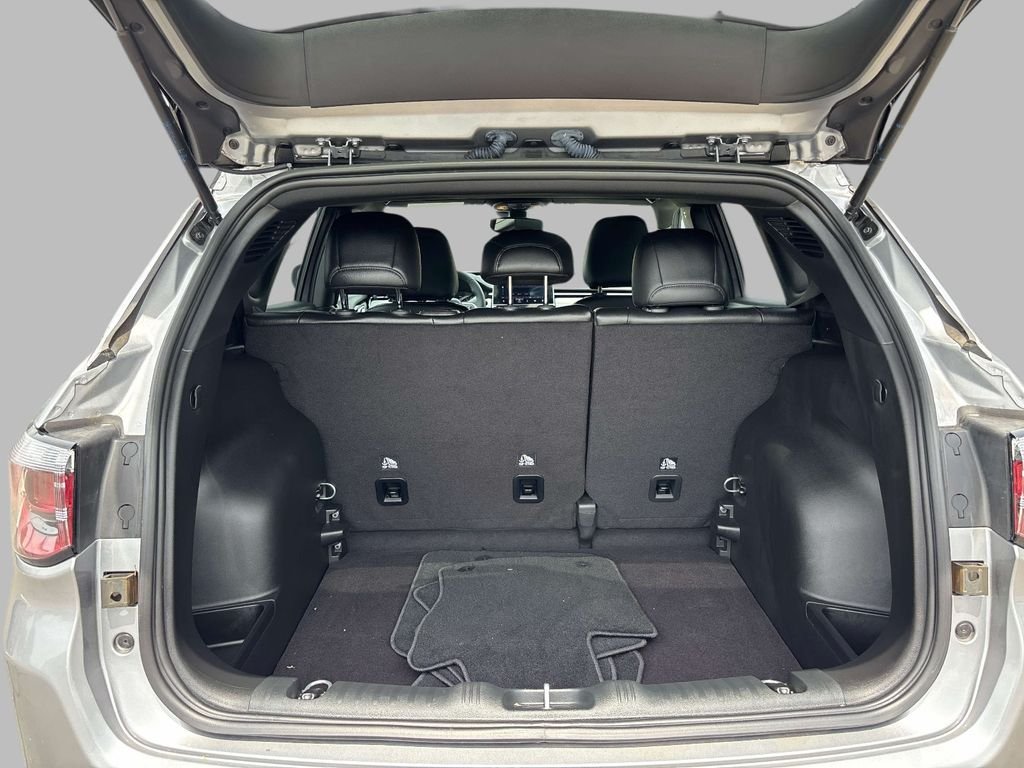 Used 2023 Silver Jeep Limited image 14