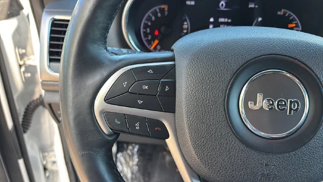 Used 2018 White Jeep Altitude image 22