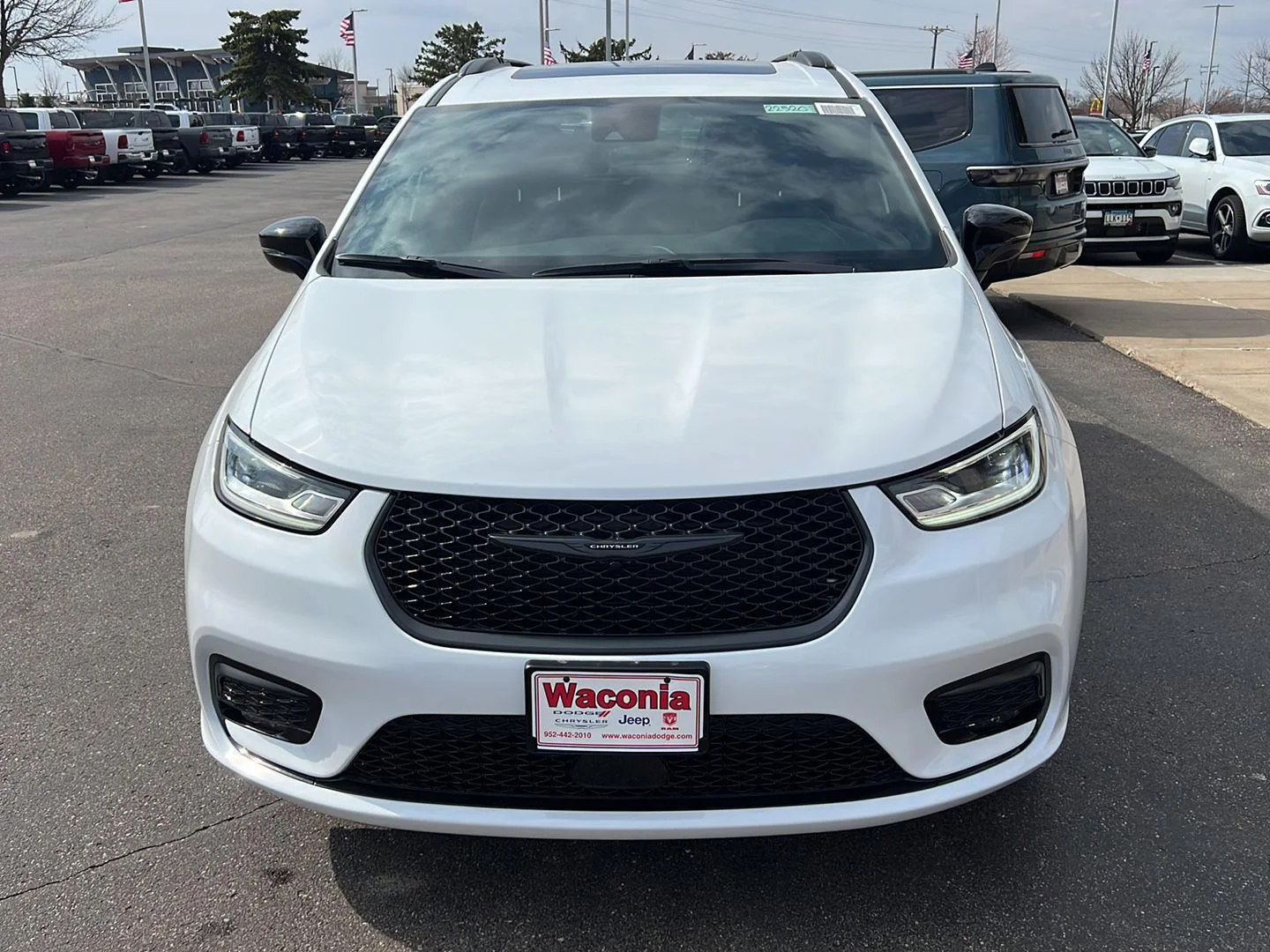 New 2026 Bright White Clear-Coat Exterior Paint Chrysler Select image 3