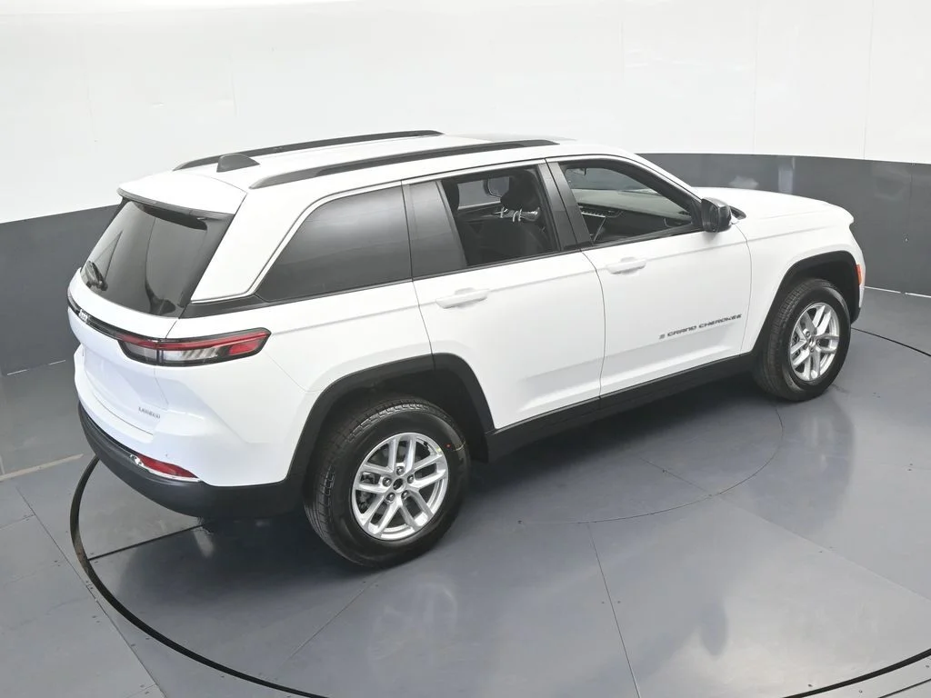 New 2026 Bright White Clear-Coat Exterior Paint Jeep Laredo X image 48