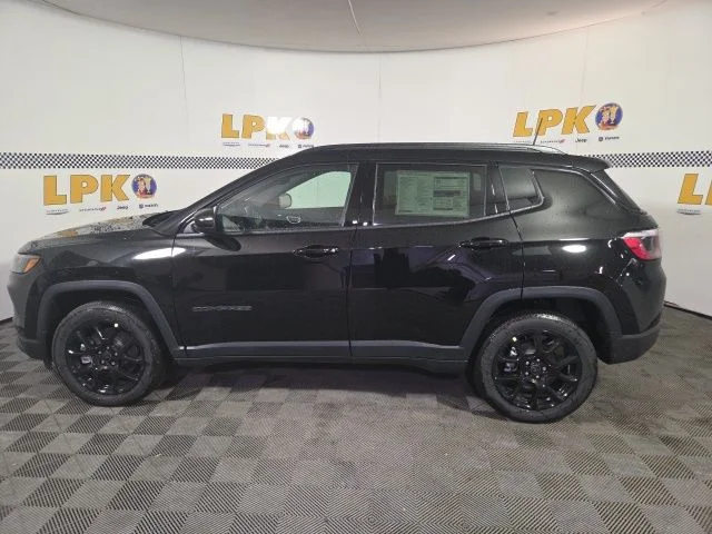 New 2026 Diamond Black Crystal Pearl-Coat Exterior Paint Jeep Latitude image 4