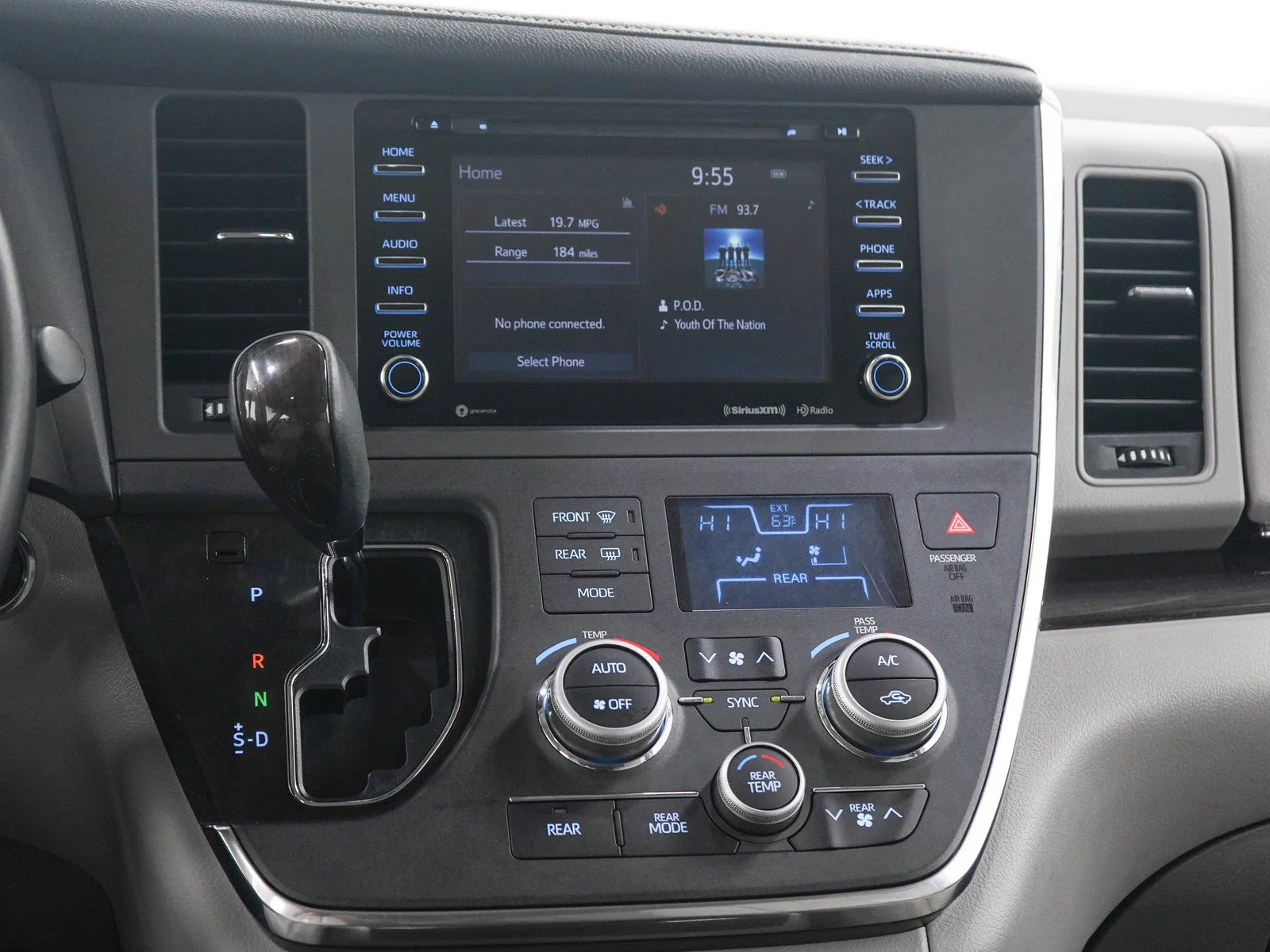 Used 2018 Silver Sky Metallic Toyota XLE Premium FWD 8-Passenger image 20