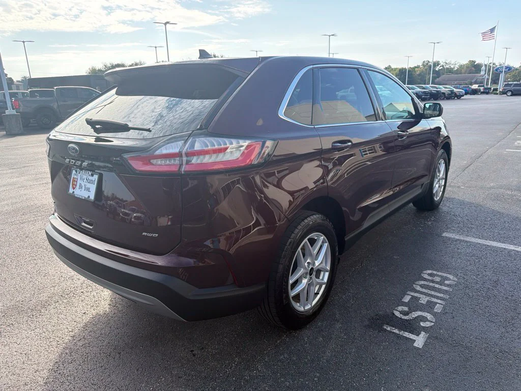 Used 2023 Burgundy Velvet Metallic Tinted Clearcoat Ford SEL image 5
