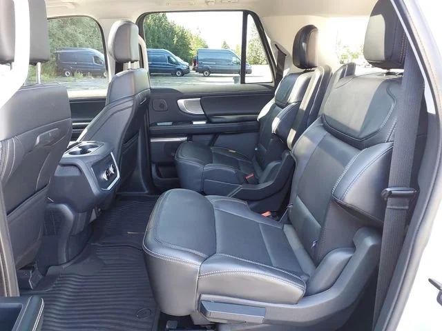 Used 2025  Ford Platinum image 22