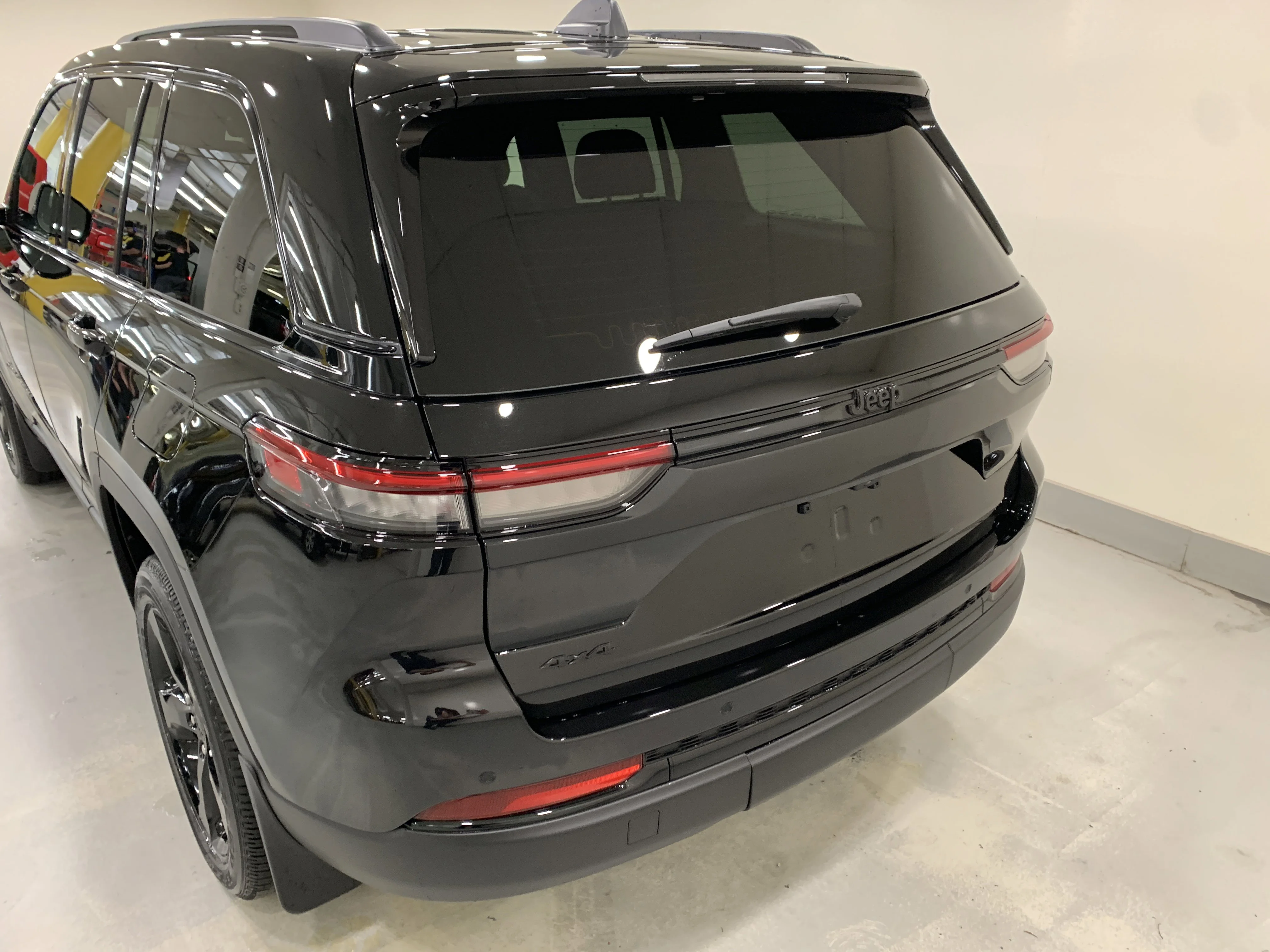 New 2025 Diamond Blk Crystal Pearl Jeep Altitude image 4