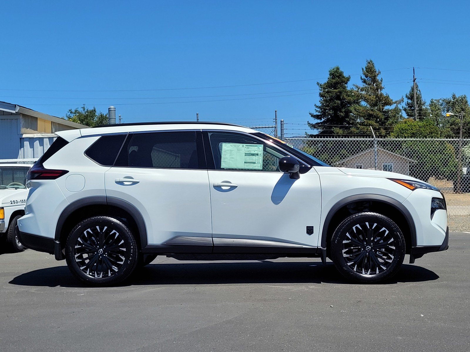 New 2026 Everest White Pearl Tricoat Nissan Dark Armor image 4