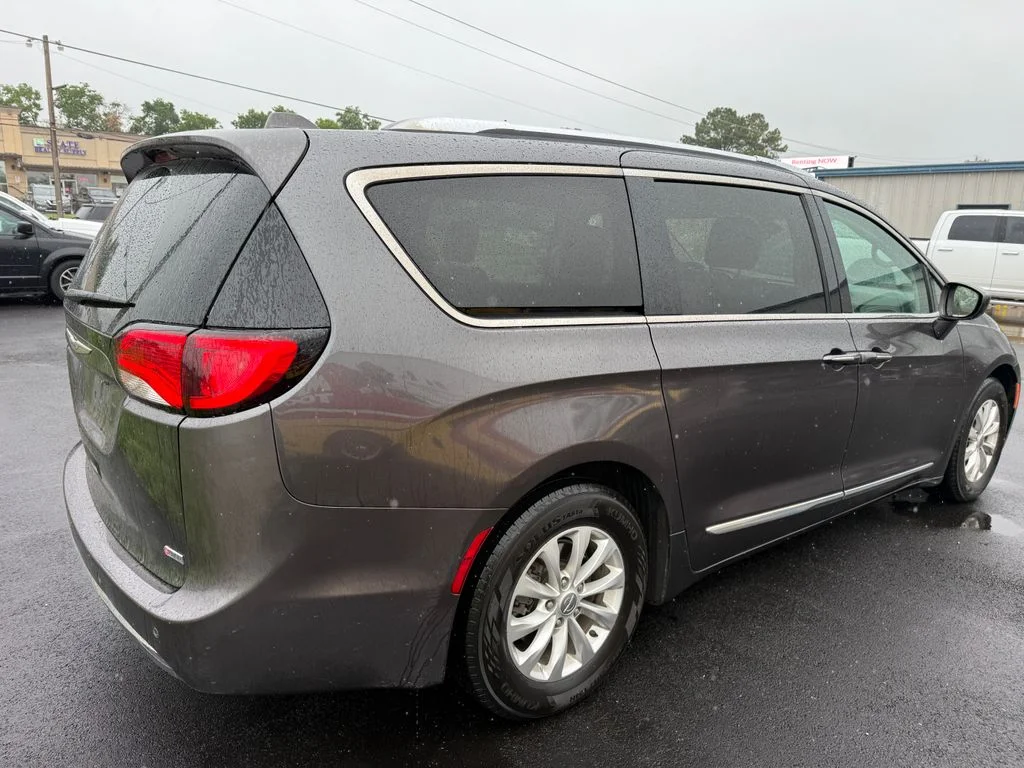 Used 2018 Gray Chrysler Touring L image 7