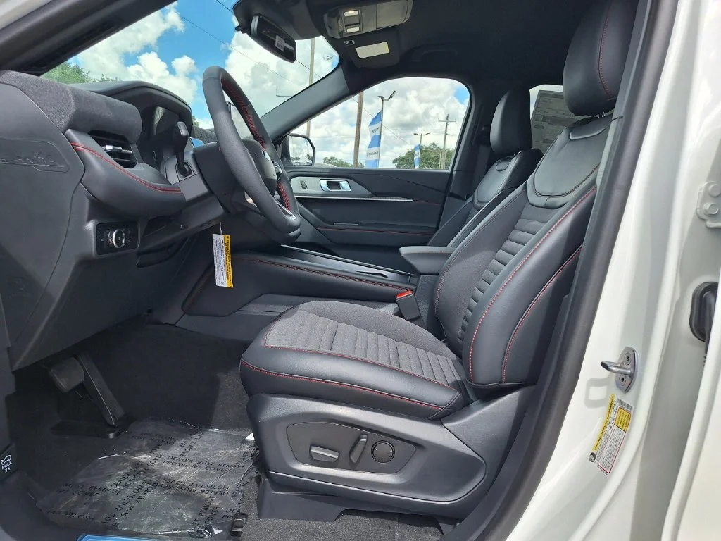 New 2027 Star White Metallic Tri-Coat Ford ST-Line image 12