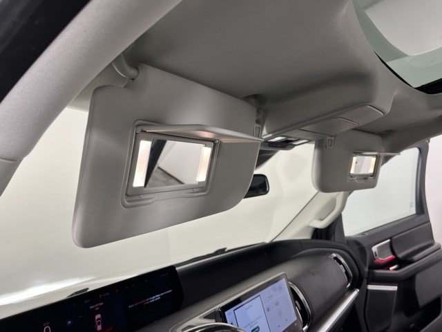 Certified Used 2025 Oxford White Ford Platinum image 30