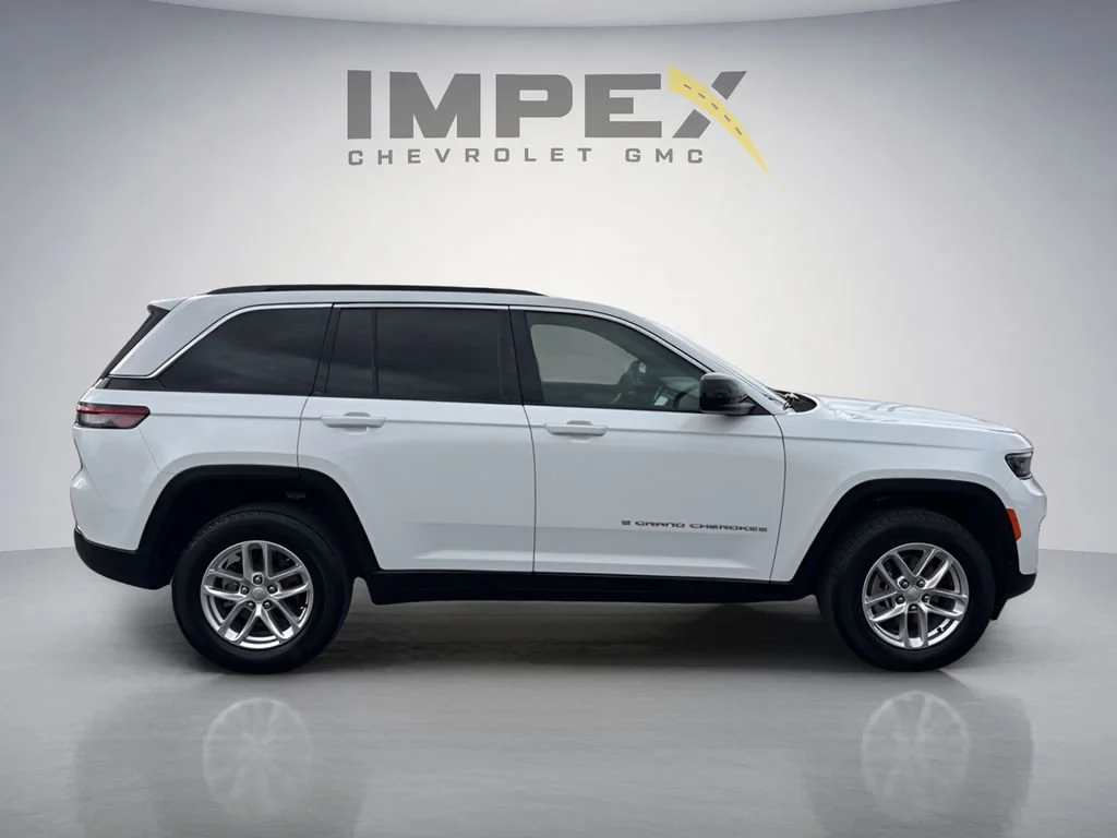 Used 2025 White Jeep Laredo X image 6
