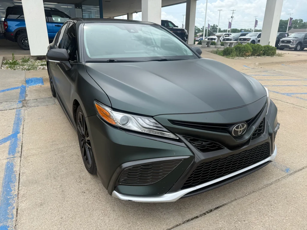 Used 2022  Toyota XSE V6 image 4