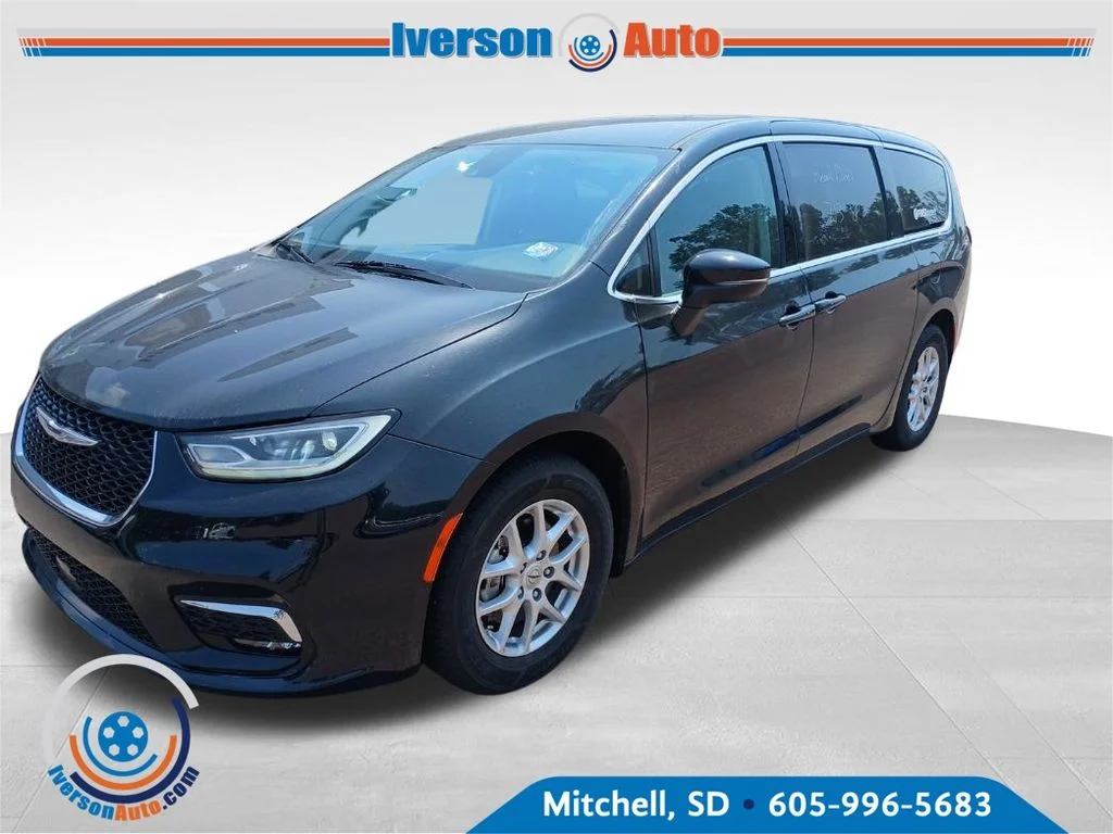 Used 2023 Black Chrysler Touring L image 3