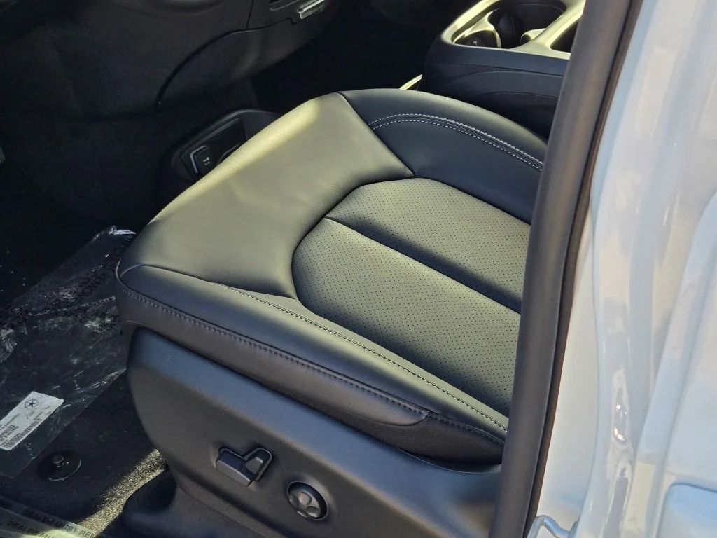 New 2026 Bright White Clear-Coat Exterior Paint Chrysler Select image 20
