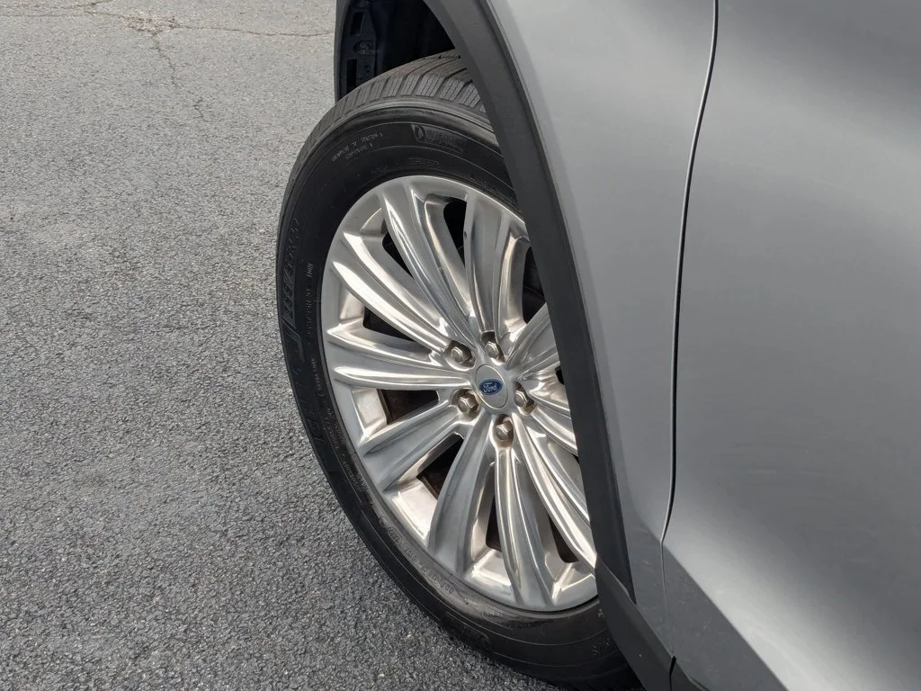 Used 2021  Ford Limited image 9