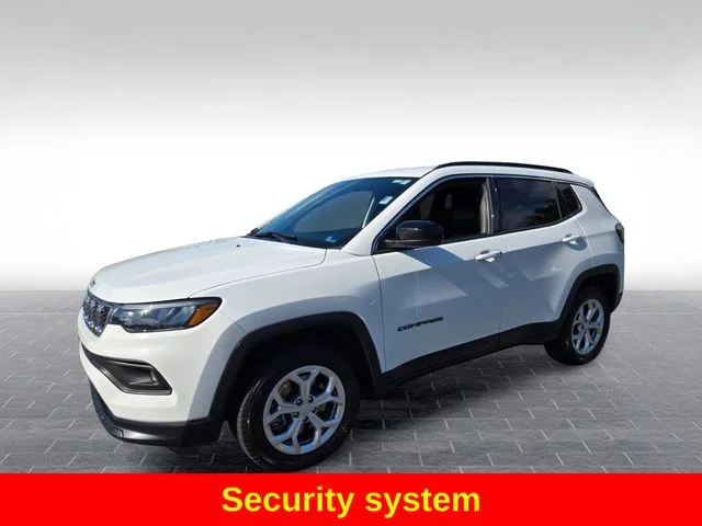Used 2024 White Jeep Latitude image 4