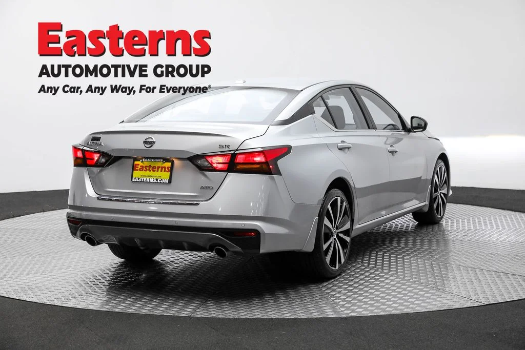 Used 2022 Silver Nissan 2.5 SR image 5