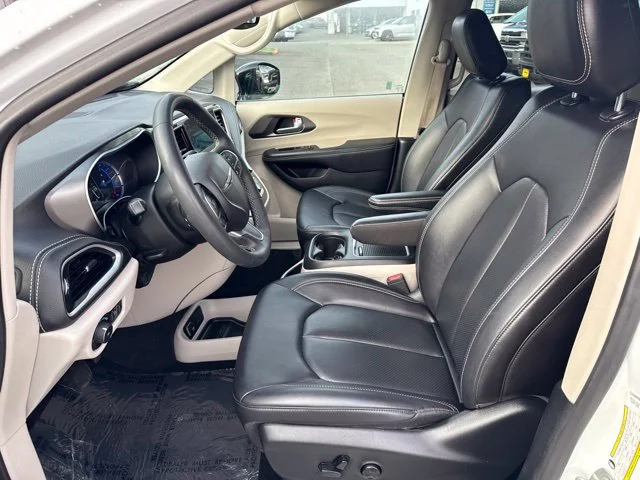 Used 2024 Bright White Clearcoat Chrysler Select image 15