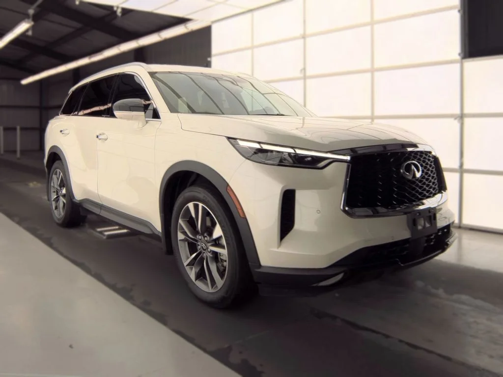 Certified Used 2024 White INFINITI LUXE image 2