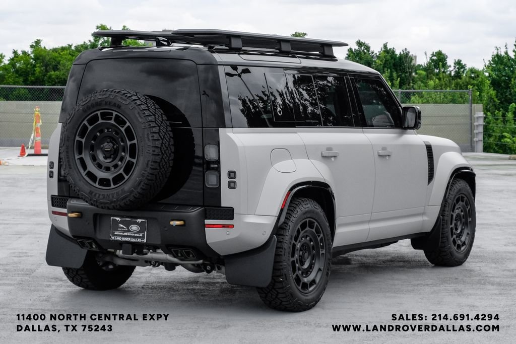 New 2026 Borasco Grey Metallic Land Rover OCTA image 6