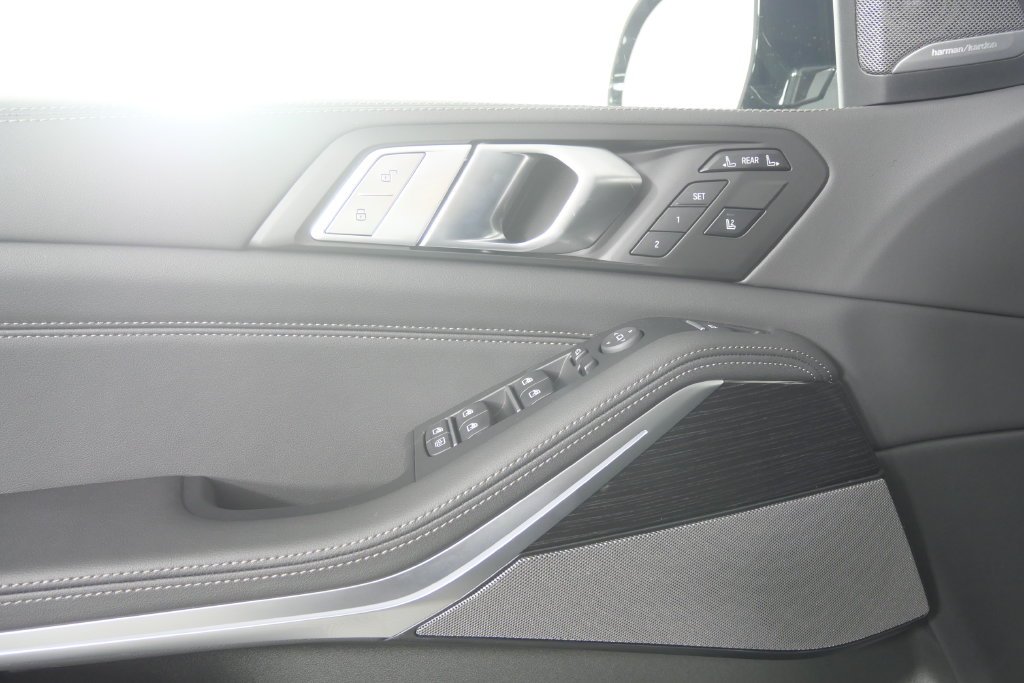 New 2027 Black Sapphire Metallic BMW xDrive40i image 9