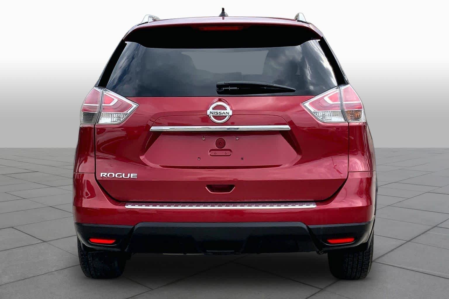 Used 2016 Cayenne Red Nissan SL image 5
